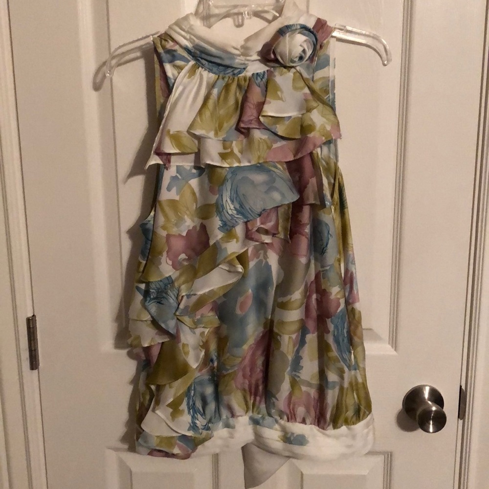 Beautiful floral print sleeveless Arden B top